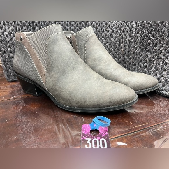 300. Simply Vera Vera Wang Skylark Women's Ankle Boots 10M - Picture 7 of 7